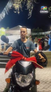 ✨🎄 Viver a Magia do Natal é também sobre valorizar quem faz o comércio acontecer!

Durante a programação especial, celebramos o trabalho e a dedicação dos colaboradores das lojas associadas ao CDL e ao Sindilojas com um momento de reconhecimento, o sorteio de uma moto Pop 0 km e vales-compras. 🏍️✨

Valorização, incentivo e gratidão fazem parte dessa magia. 🤝💙

#VivaAMagiaDoNatal #NatalPremiado2025 #CDL #Sindilojas #PrefeituraDeCaxias