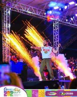 O que foi isso, hein, Caxias?! 
@henryfreitas simplesmente fez a noite pegar FOGOOOO! 💥
Energia lá em cima, coração acelerado, e todo mundo cantando os hits da terapia 1000%! 🔥 

#caxias202anos #henryfreitas