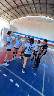 🏐🔥 No JECS 2026, o vôlei feminino está entregando tudo!Emoção, raça, trabalho em equipe e, claro, muita bola no chão. As atletas vêm mostrando talento e determinação a cada partida, deixando a competição ainda mais emocionante.E a torcida? Faz a diferença do início ao fim! 👏💙#JECS2026 #PARAJECS2026 #VôleiFeminino #EsporteEscolar #PrefeituraDeCaxias